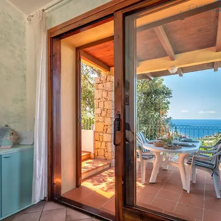 Con Piscina Indipendente E Vista Mare Per 6 Persone