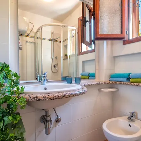 Con Piscina Indipendente E Vista Mare Per 6 Persone *